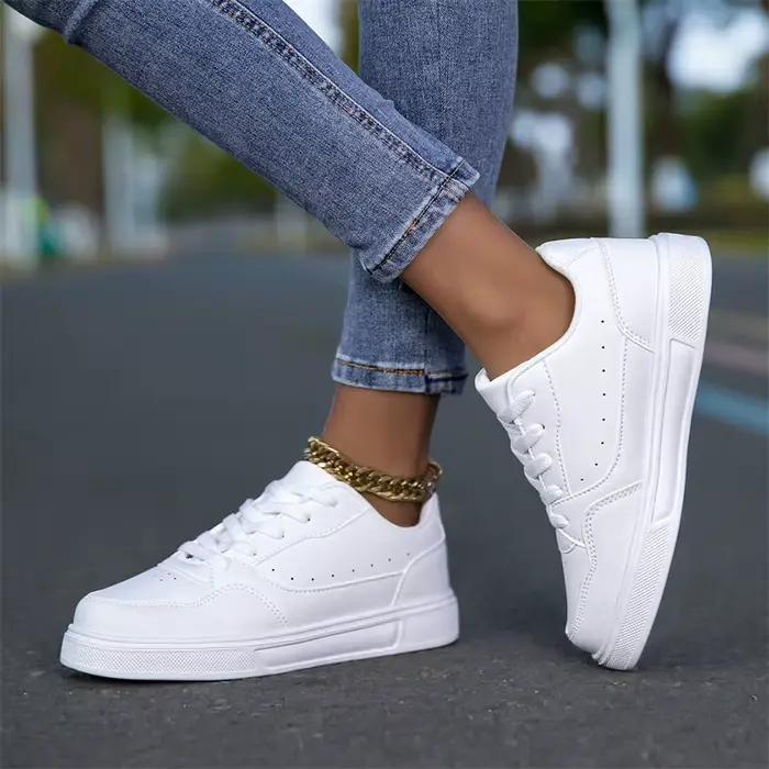 Baskets minimalistes blanches pour hommes et femmes