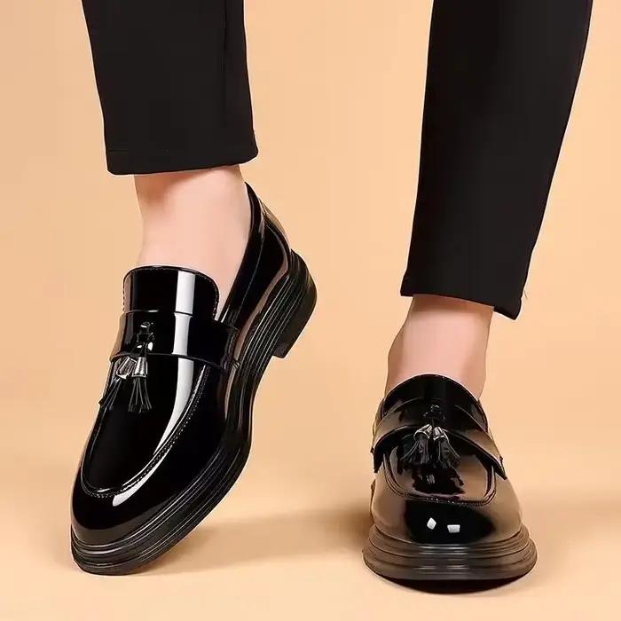 Chaussures en cuir verni noir pour hommes