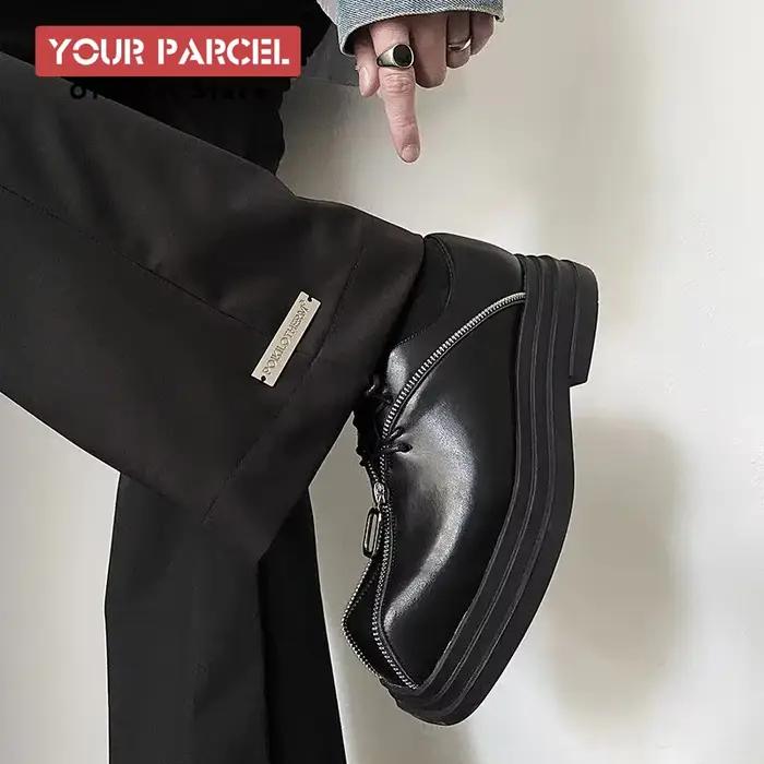 Une chaussure pour hommes de niche avec une semelle épaisse