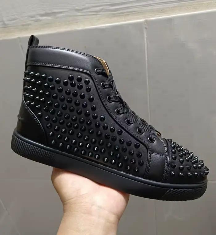 Nouvelles baskets montantes de luxe en cuir blanc pour hommes avec clous, strass et semelles rouges,