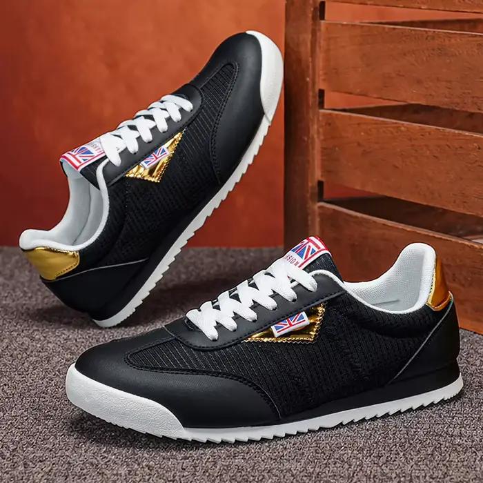 Une paire de chaussures de sport décontractées pour hommes, légères, respirantes, confortables, poly