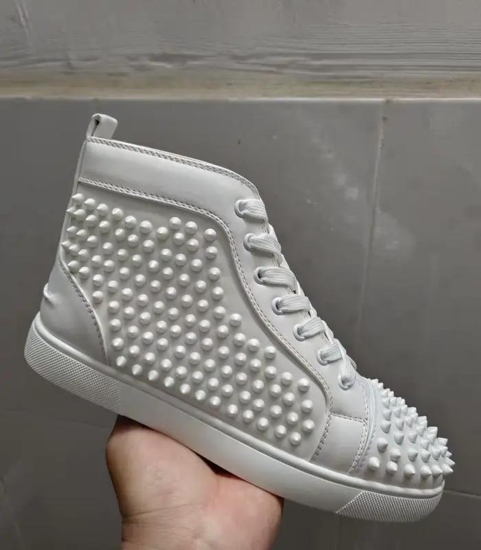 Nouvelles baskets montantes de luxe en cuir blanc pour hommes avec clous, strass et semelles rouges,