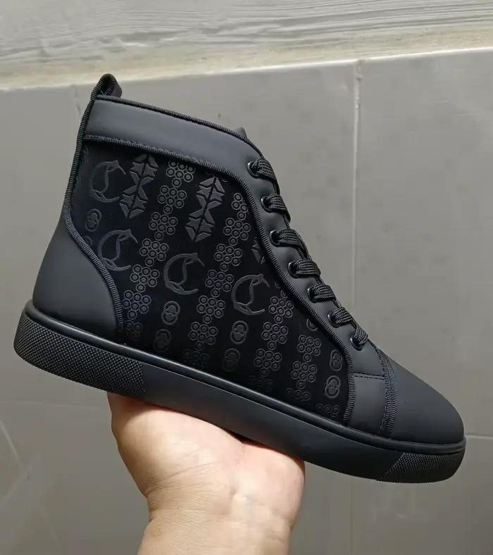 Nouvelles baskets montantes de luxe en cuir blanc pour hommes avec clous, strass et semelles rouges,