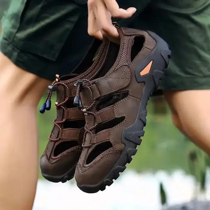 Les sandales d'été pour hommes sont à la mode