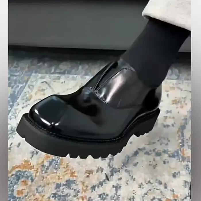 Chaussures d'affaires montantes à semelles épaisses de style design pour hommes ; chaussures décontractées en cuir véritable avec une surface brillante et une seule pièce
