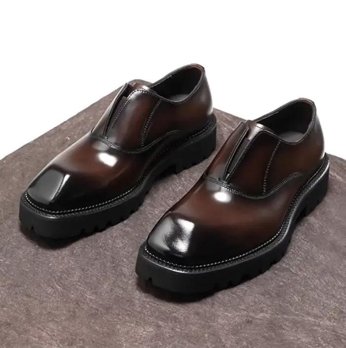 Chaussures d'affaires montantes à semelles épaisses de style design pour hommes ; chaussures décontractées en cuir véritable avec une surface brillante et une seule pièce