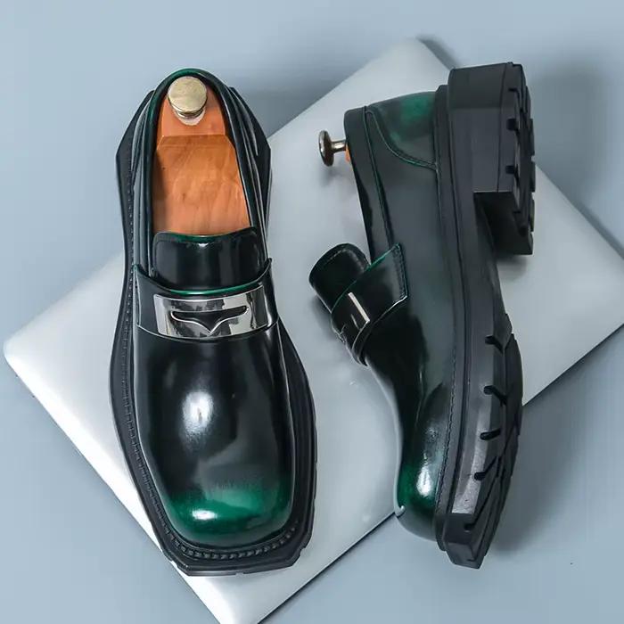 Mocassins en cuir verni noir pour hommes, chaussures décontractées à la mode, semelle épaisse, Accent en métal, chaussures formelles confortables pour le bureau, robe Streetwear