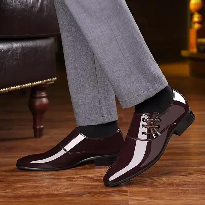 Chaussures en cuir décontractées pour hommes, nouvelles chaussures habillées d'affaires à la mode, pointues et brillantes, chaussures de mariage pour hommes, printemps 2025