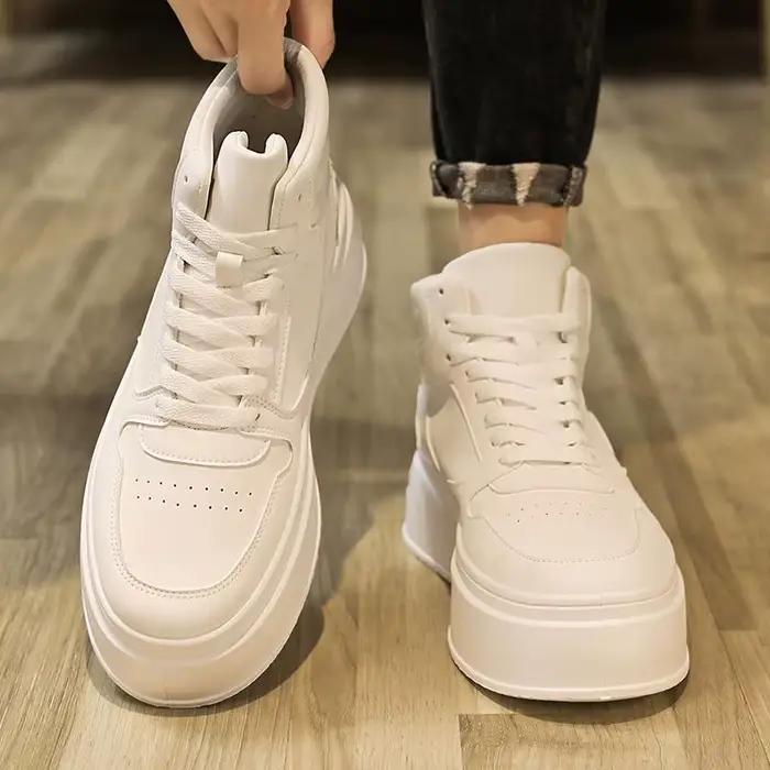 Nouvelles baskets blanches décontractées pour hommes chaussures tendance mi-hautes sportives confortables à offrir pour l'usage quotidien et les occasions spéciales
