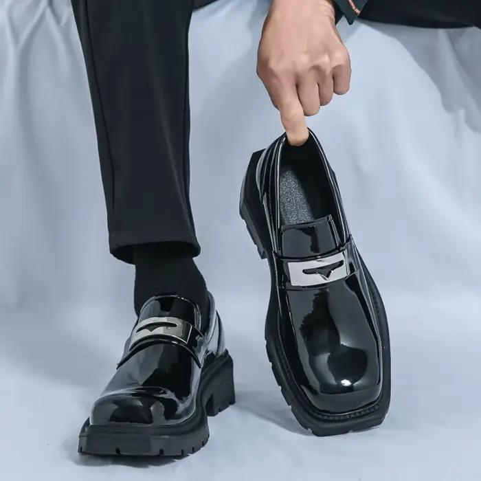 Mocassins en cuir verni noir pour hommes, chaussures décontractées à la mode, semelle épaisse, Accent en métal, chaussures formelles confortables pour le bureau, robe Streetwear
