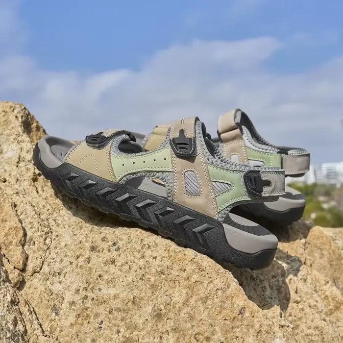 Nouvelles sandales d'extérieur en cuir véritable pour hommes, sandales d'été antidérapantes, baskets souples légères, sandales de plage décontractées, chaussures classiques pour hommes
