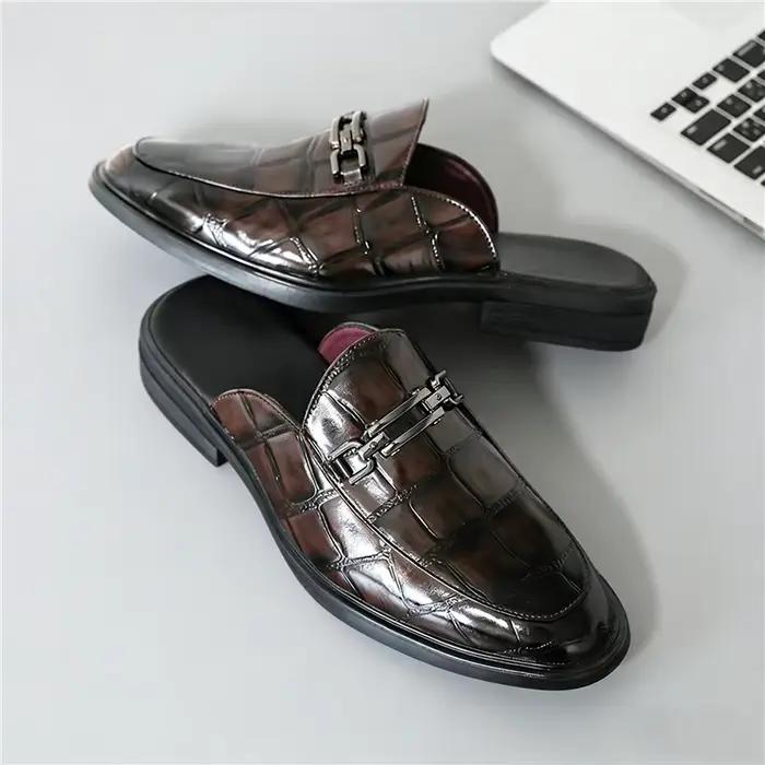 Nouvelles mules décontractées pour hommes en cuir verni marron avec bouton métallique
