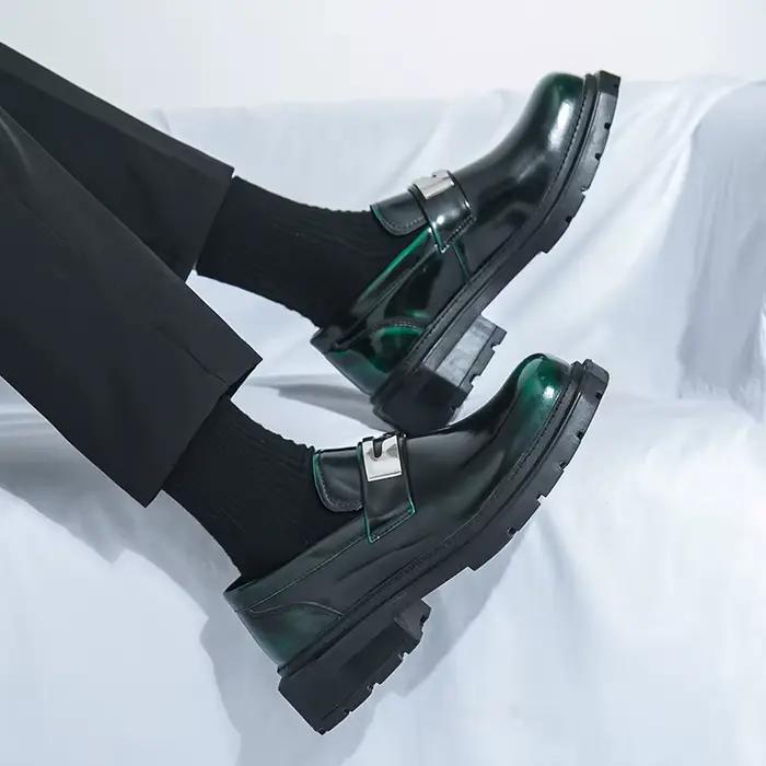 Mocassins en cuir verni noir pour hommes, chaussures décontractées à la mode, semelle épaisse, Accent en métal, chaussures formelles confortables pour le bureau, robe Streetwear