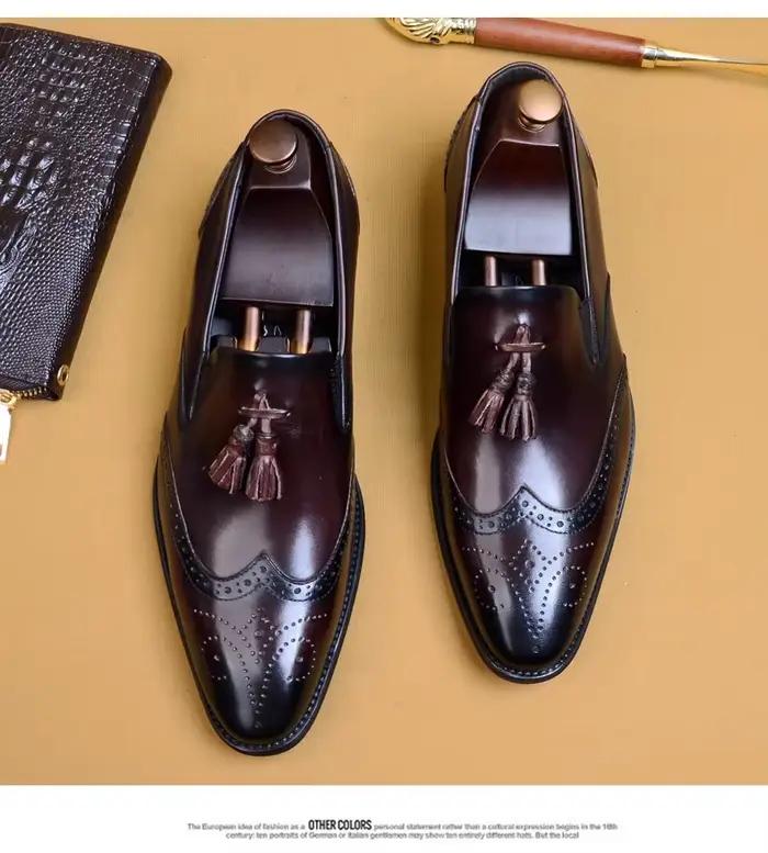 Mocca à enfiler pour hommes avec détails de pompons en cuir fabriqué à la main